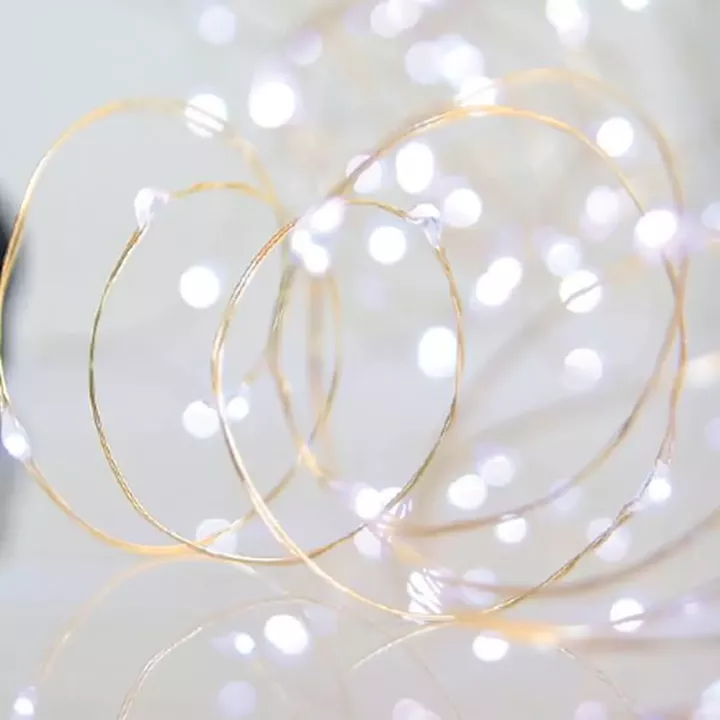 ΣΕΙΡΑ, 50 MINI LED, ΜΠΑΤΑΡΙΑΣ 3xAA, ΑΣΗΜΙ ΧΑΛΚΙΝΟ ΚΑΛΩΔΙΟ, ΛΕΥΚΟ LED ΑΝΑ 10cm, ΠΡΟΕΚΤΑΣΗ ΠΑΡΟΧΗΣ 10cm, IP20